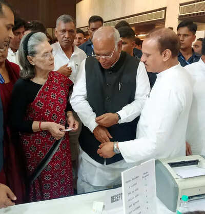 Shah, Sonia, Kharge vote in keenly-contested Constitution Club election | India News