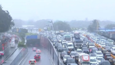 Mumbai rains: Traffic hit on Western Express Highway, waterlogging in many areas; airlines issue travel advisory | Mumbai News