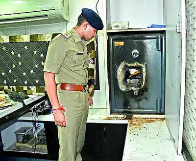 Holiday heist: Diamonds worth ₹32 crore stolen | India News