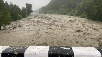 Himachal Pradesh Floods: Beas river washes away parts of Chandigarh highway; Manali-Leh road blocked | Shimla News
