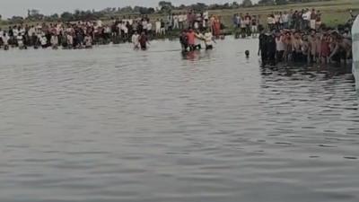 Tractor-trolley overturns during idol immersion in MP’s Khandwa, 11 dead | Indore News