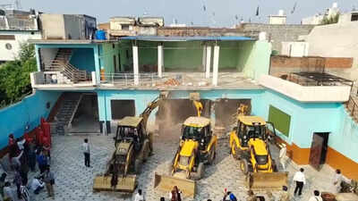 Bulldozers roll in Bareilly: House linked to Tauqeer Raza’s house sealed; Nafees Ahmed’s ‘Raja Palace’ demolished | Bareilly News