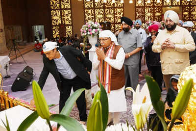 Union minister Manohar Lal offers prayers at Gurudwara Guru Nanak Darbar in Dubai | India News