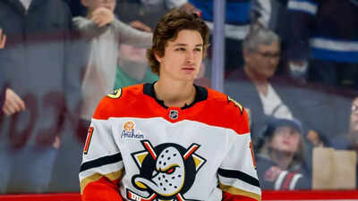 Trevor Zegras stuns NHL fans by calling Quinn Hughes the greatest player ever, snubbing Wayne Gretzky and Alex Ovechkin | NHL News