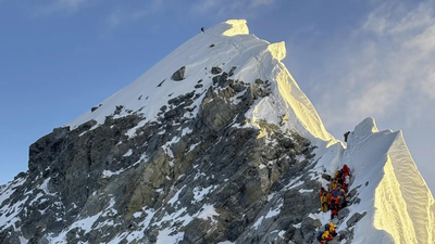 350 trekkers on Tibetan side of Everest rescued