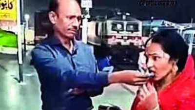 Karwa Chauth: Woman drives to Kanpur station to break fast with loco pilot husband; rituals performed among passengers | Lucknow News