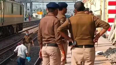 Mumbai: Two dead, three injured after being hit by train near Sandhurst Road railway station | India News