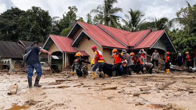Indonesia floods: Toll rises to 442, over 400 still missing; warships deployed to reach stranded residents