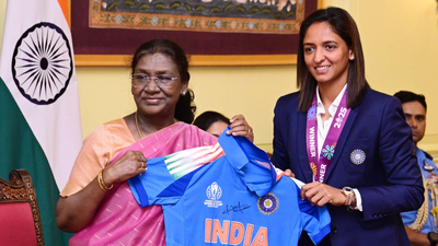 After meeting PM Modi, Women’s World Cup-winning Team India presents jersey to President Droupadi Murmu | Cricket News