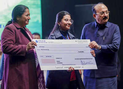 Delhi CM distributes Rs 25.25 crore scholarships to 1,709 students | India News