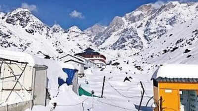 Avalanche warning issued for five hill districts after fresh snowfall; Uttarkashi, Chamoli under Danger Level-2 | Dehradun News