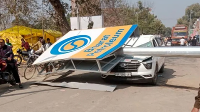 Tragic Incident: High-Mast Lighting Pole Crashes on Car, Kills Samajwadi Party Leader | Lucknow News