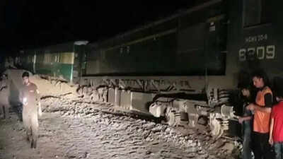 Pakistan train derailment: 25 injured as Tezgam Express coaches go off track