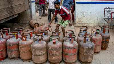 Delhi Lpg Cylinder Refill: Amid Middle East crisis, oil companies raise domestic LPG refill waiting period from 21 to 25 days | Delhi News