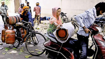 In Old Delhi, anxiety rising as LPG cylinder queues grow, cops out at gas agencies | Delhi News