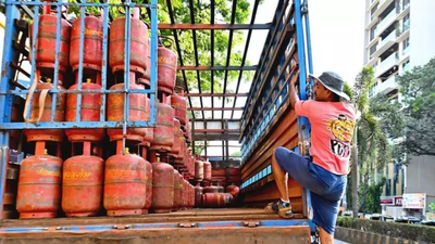 Mumbai’s street food crisis: City’s beloved samosa and vada pav disappear from menus as LPG supply tightens | Mumbai News