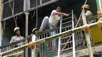 Kolkata Building Residents Trapped: Women, kids among 40 trapped inside dilapidated building as new owner razes stairs in Kolkata | Kolkata News