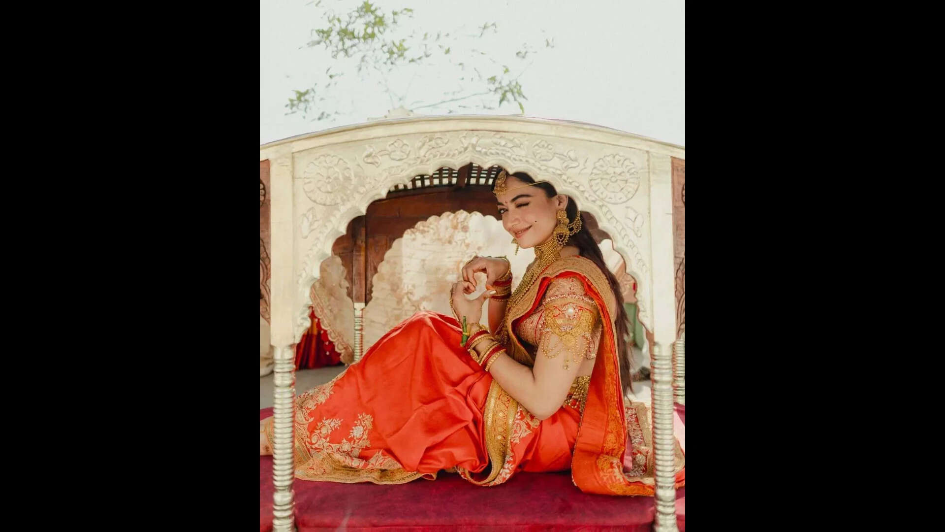 Rashmika Mandanna turns wink girl and radiates bridal glow as she arrives in palki for wedding with Vijay Deverakonda – Pic | Telugu Movie News