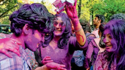 Delhi Temperature: Wishing you a warm Holi! Mercury may hit 34°C in Delhi today, even higher over next 2 days | Delhi News