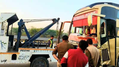 Yamuna Expressway Accident: 6 returning home for Holi dead as bus rams van on Yamuna Expressway; 7 injured | Agra News