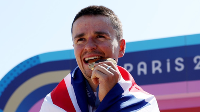 Olympic champion Tom Pidcock survives terrifying ravine crash at Volta a Catalunya, finishes stage despite injury scare | International Sports News