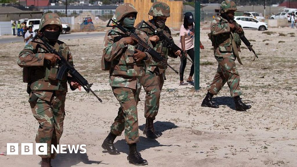 South African army arrive in crime hotspots to help tackle gangs